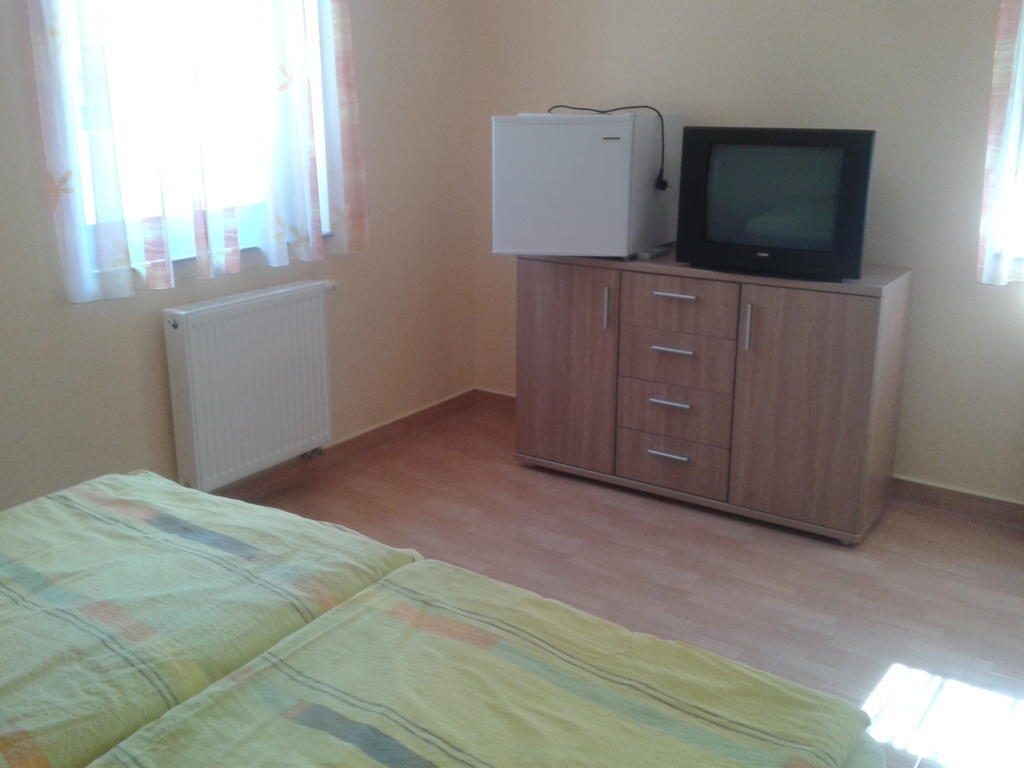 Hatarmenti Vendeghaz Zsira Room photo